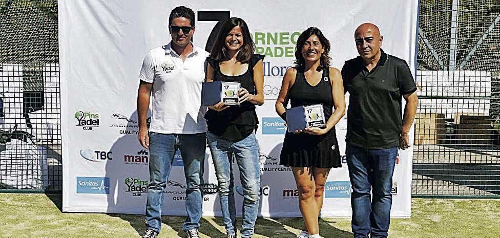 Campeonas cuarta categoría  femeninaRut Alguacil y Yolanda Garví posan con sus trofeos tras ganar a Carolina y Eugenia por 6-0 y 6-0. Reciben el premio de la mano de Carlos Cabot y Luis Arroyo.