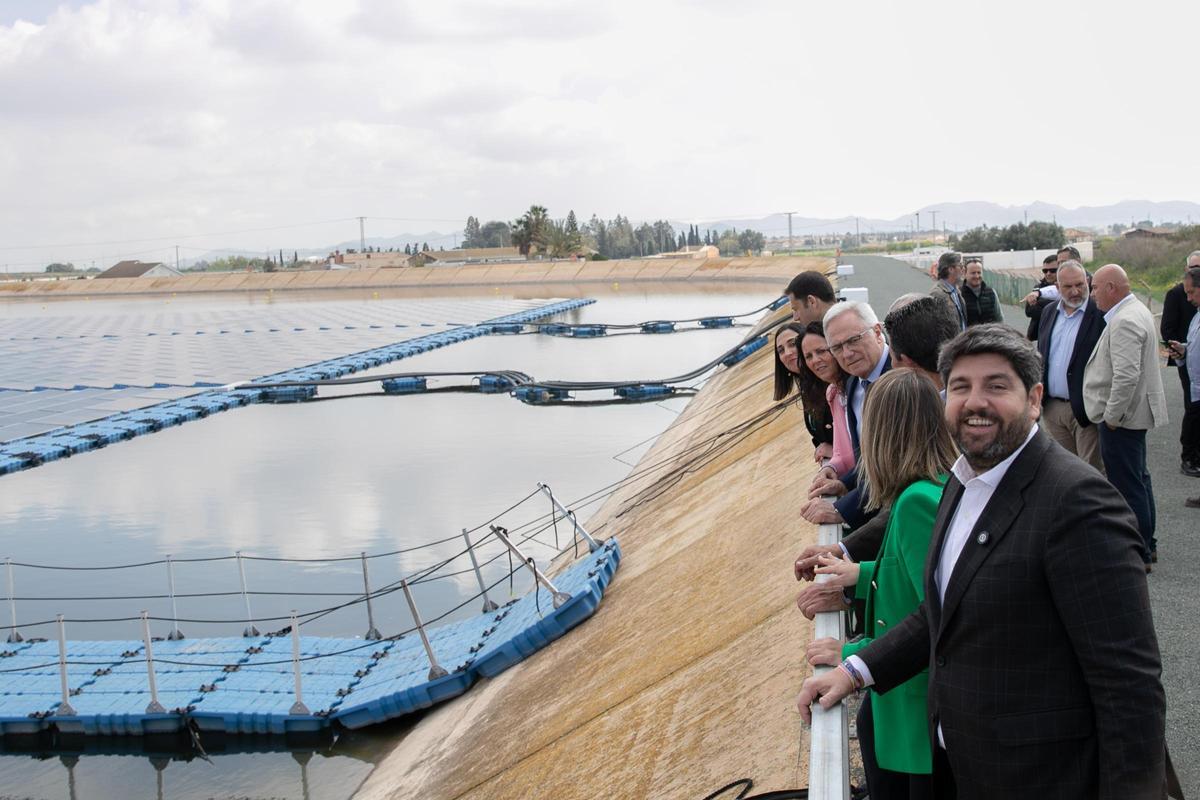 El presidente regional, Fernando López Miras, con la alcaldesa de Cartagena, Noelia Arroyo, frente a la planta solar flotante.