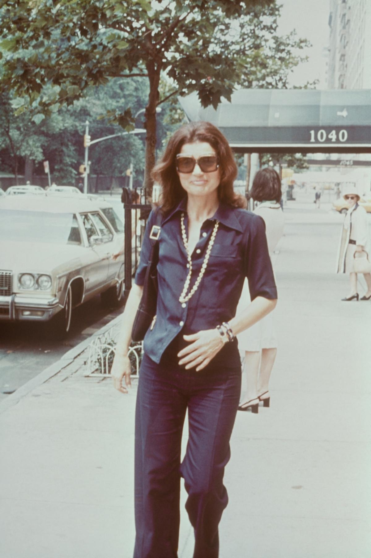 Jackie Onassis en 1970, en Nueva York, con el mítico reloj de pulsera Tank de Cartier.