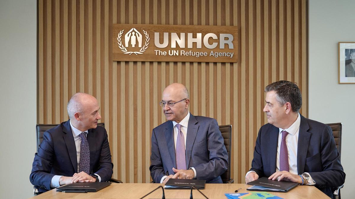 Imágenes de la firma del acuerdo entre el consejero delegado de Inditex, Óscar García Maceiras, el Alto Comisionado de las Naciones Unidas para los Refugiados, Barham Salih y el presidente del Comité español de ACNUR, José María Gil-Robles.
