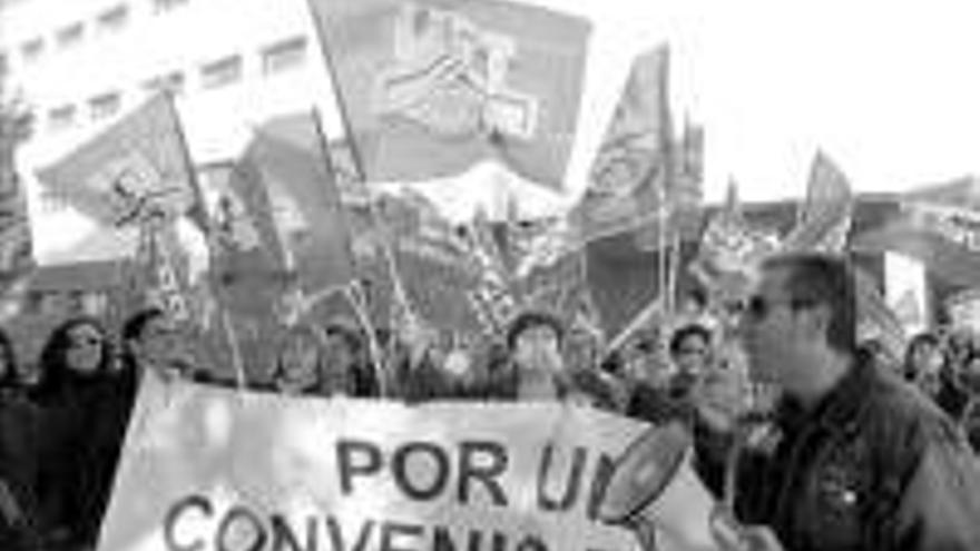 Trabajadores de limpieza salen a la calle para exigir más salario