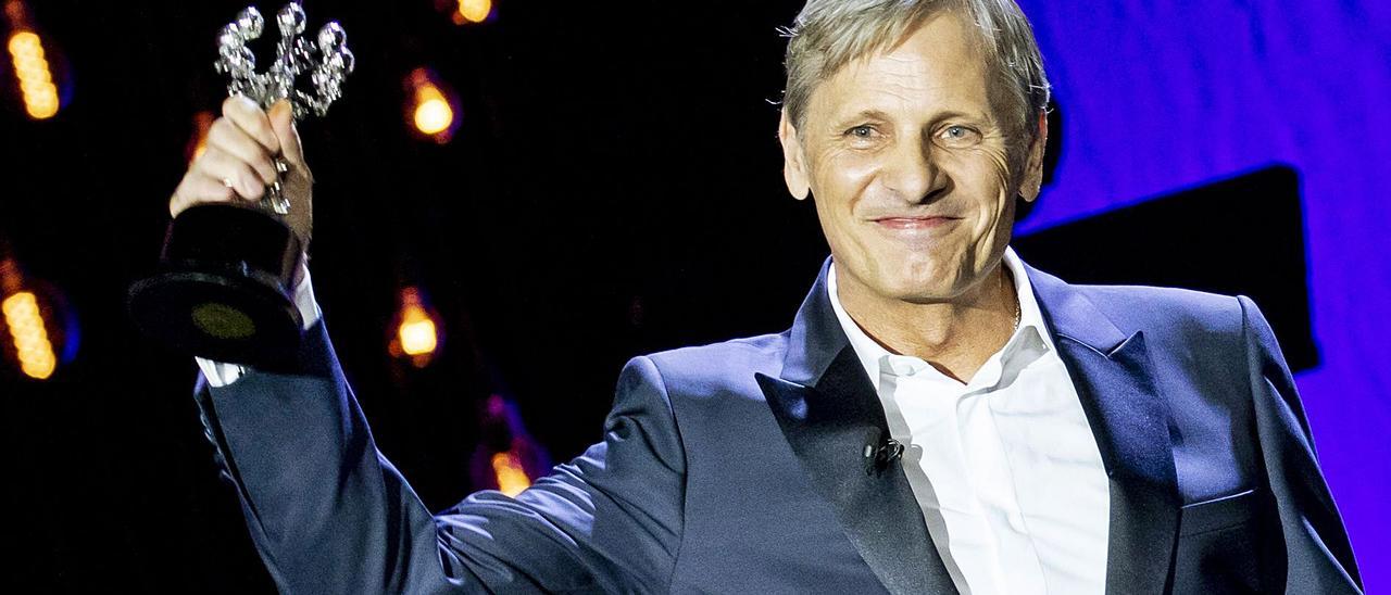 Viggo Mortensen recogió anoche en San Sebastián el Premio Donostia.