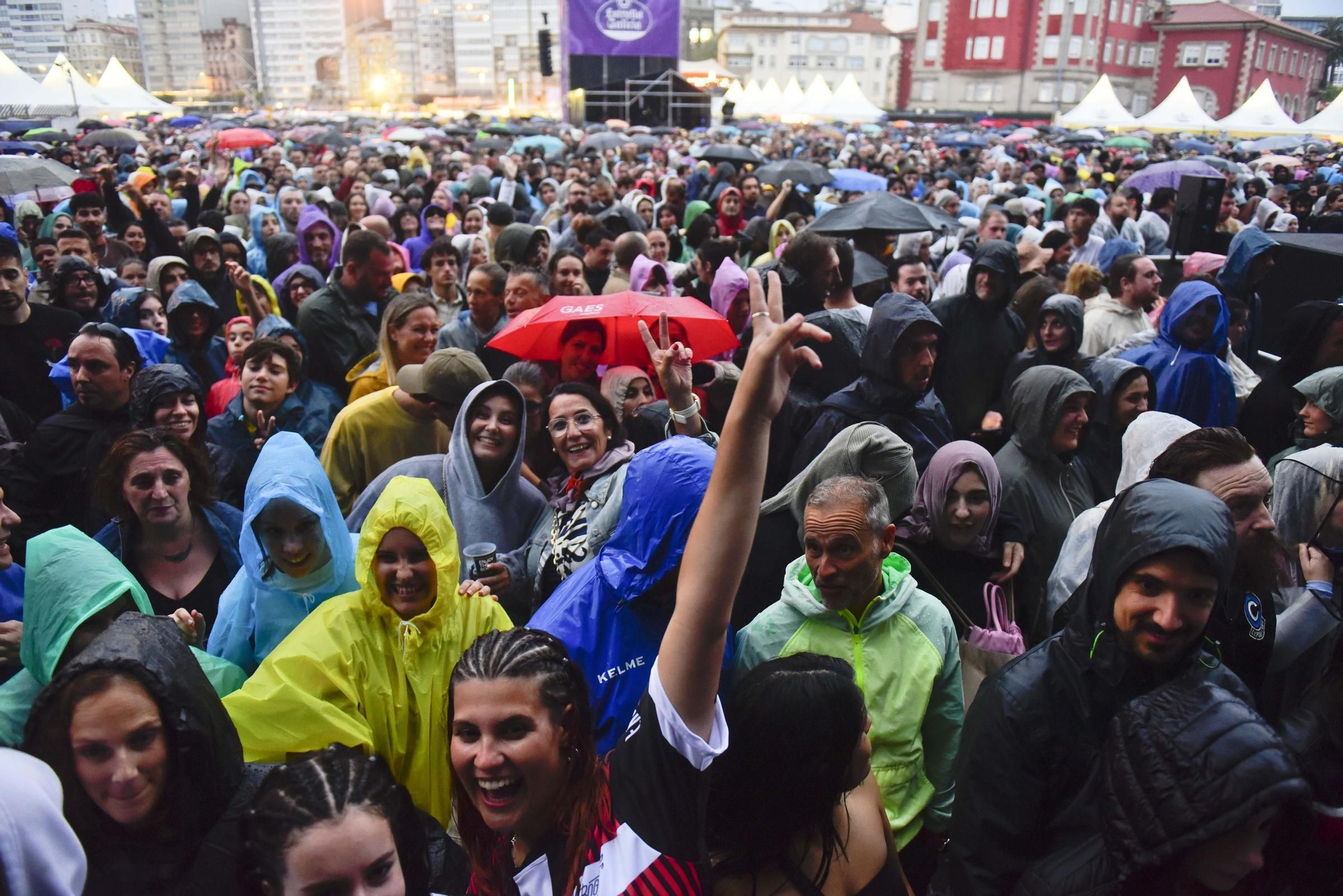 Arde Bogotá muestra su grandeza cantando bajo la lluvia de A Coruña