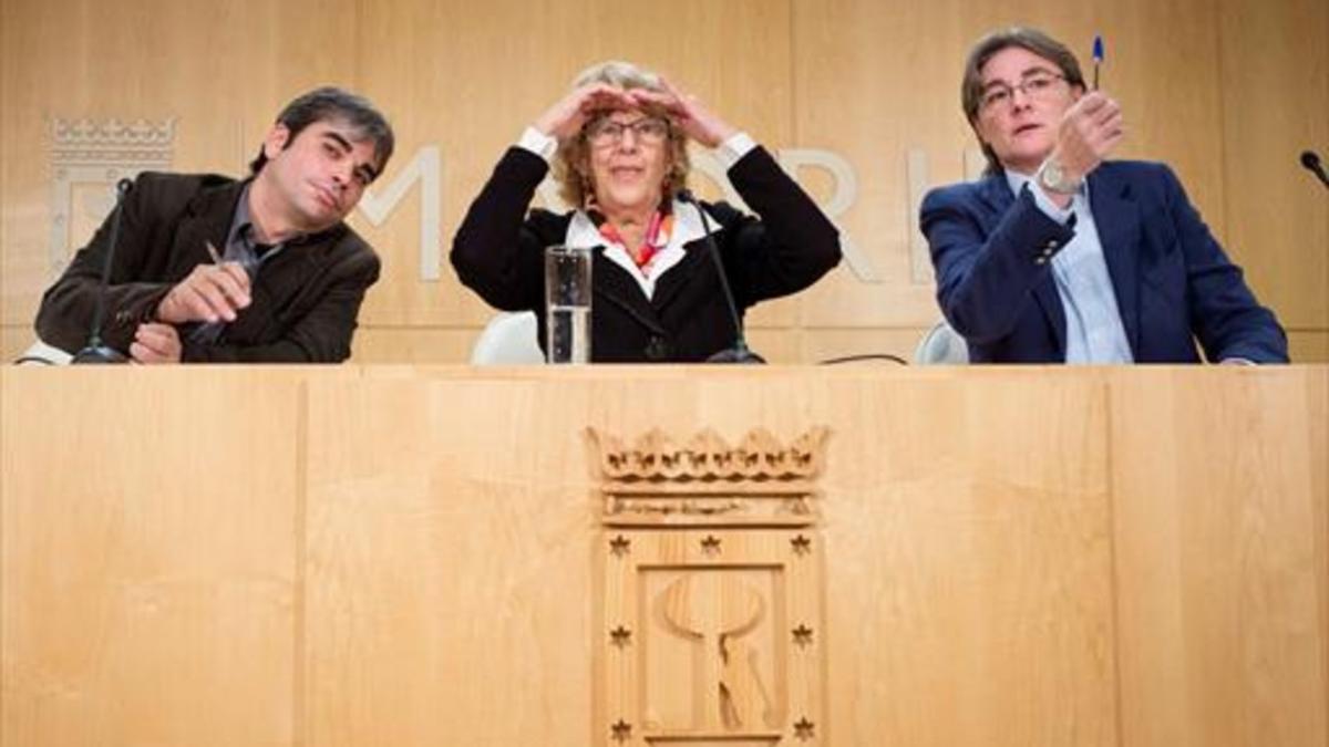 Manuela Carmena, flanqueada por Jorge García Castaño (sustituto de Sánchez Mato) y Marta Higueras, delegada de Equidad, ayer, en Madrid.