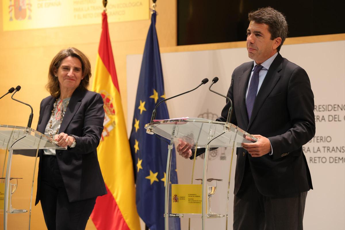 Un momento de la comparecencia de Carlos Mazón y la ministra Teresa Ribera este lunes.