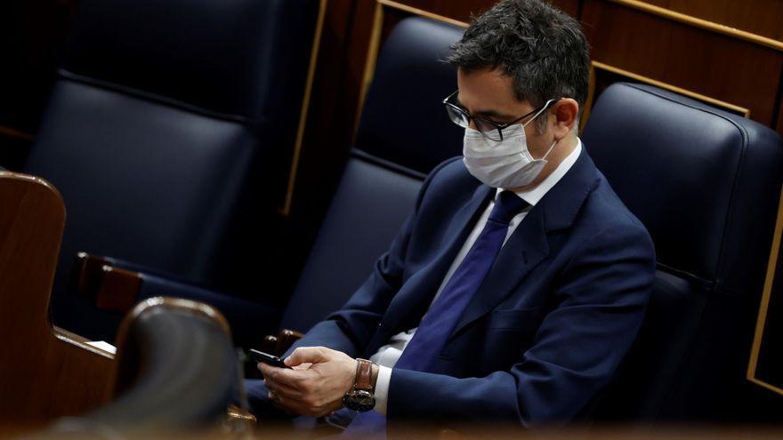 El ministro Felix Bolaños en su escaño del Congreso.