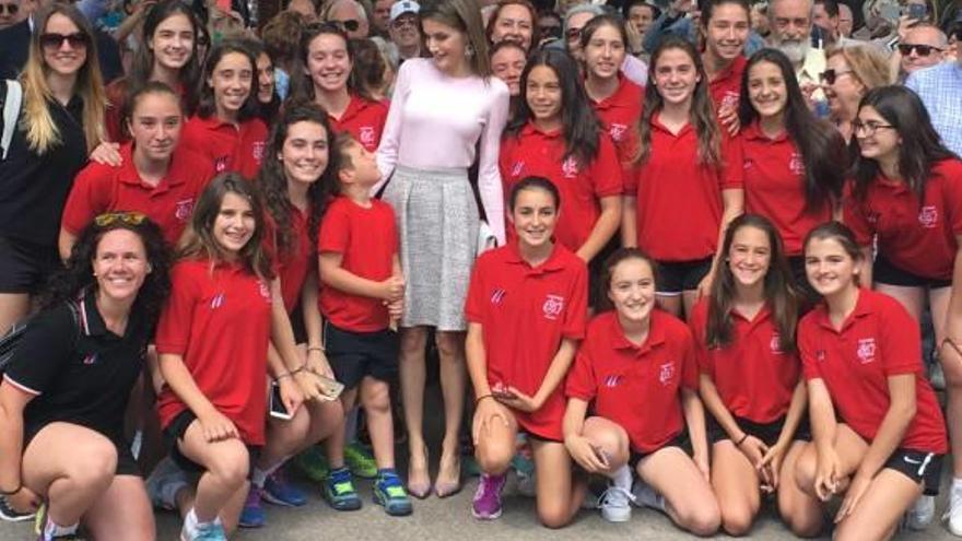 Las jugadoras del Agustinos infantil posan con la Reina, ayer en el Retiro de Madrid.