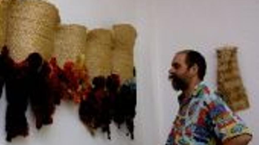 Leonor Busto expone el color y la textura de sus obras en Córdoba