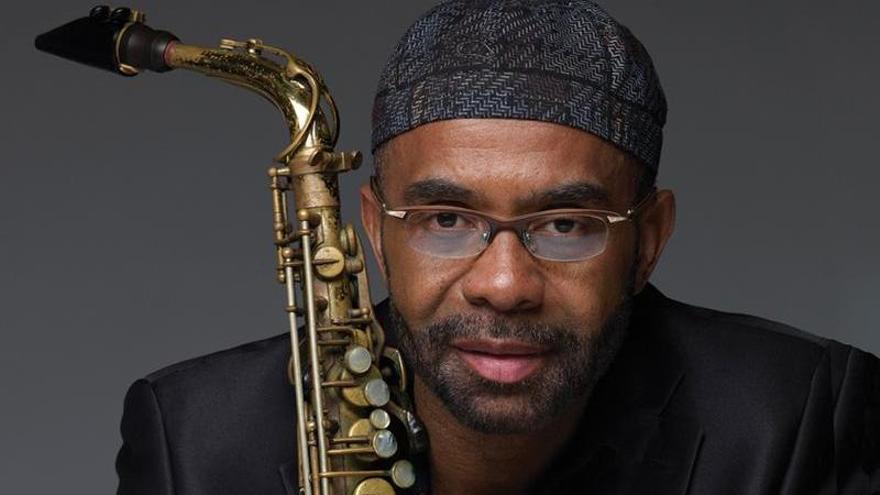 El músico estadounidense Kenny Garrett posa con uno de sus saxofones.