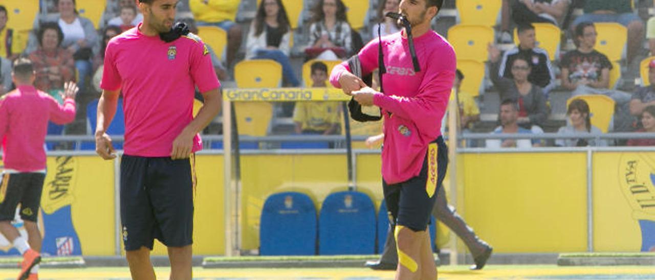 Pedro Bigas -derecha- se prepara para participar en el partidillo de ayer disputado en el Estadio de Gran Canaria junto a Montoro -izquierda-.