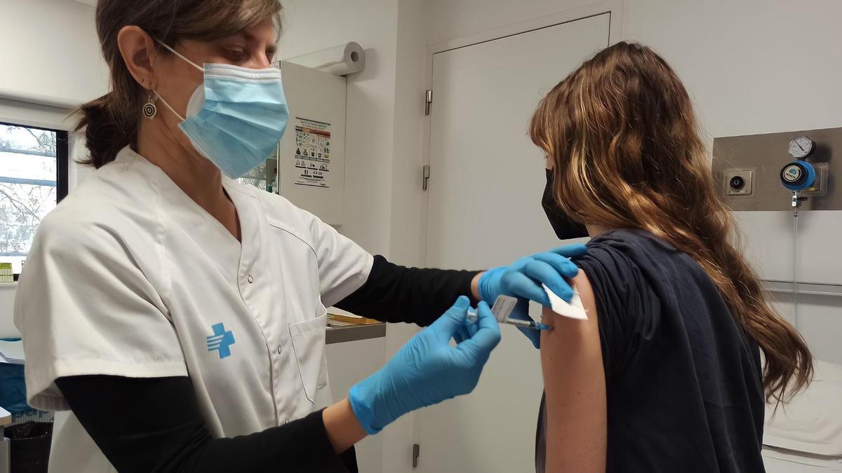 Una noia rebent el vaccí d&#039;Hipra al Trueta