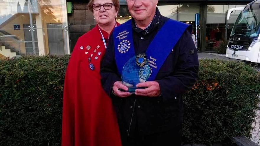 María Esther Álvarez Bango y José Luis López León, con el premio.