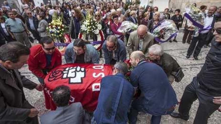 Multitudinario adiós al presidente del PSOE callosino