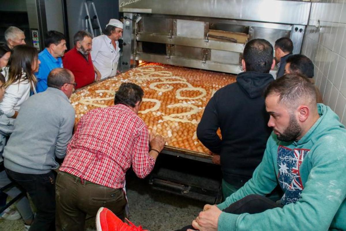 Momento en el que se introduce el molde en el horno.   | // IÑAKI ABELLA