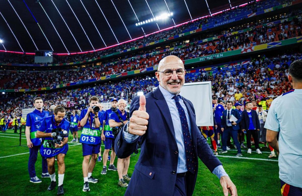 Luis de la Fuente saluda exultante tras clasificar al equipo para el final