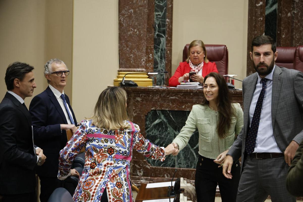 Virginia Martínez, este jueves en la Asamblea saludando a miembros del Gobierno regional.