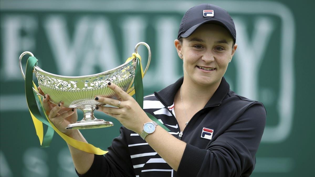 rpaniagua48763670 australia s ashley barty poses with the trophy after beating190623180744