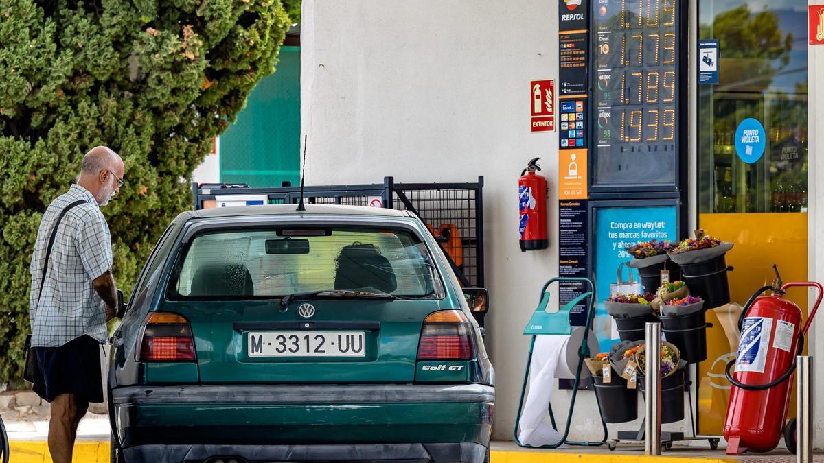 Un hombre reposta en una gasolinera de Alicante, en una imagen de archivo.