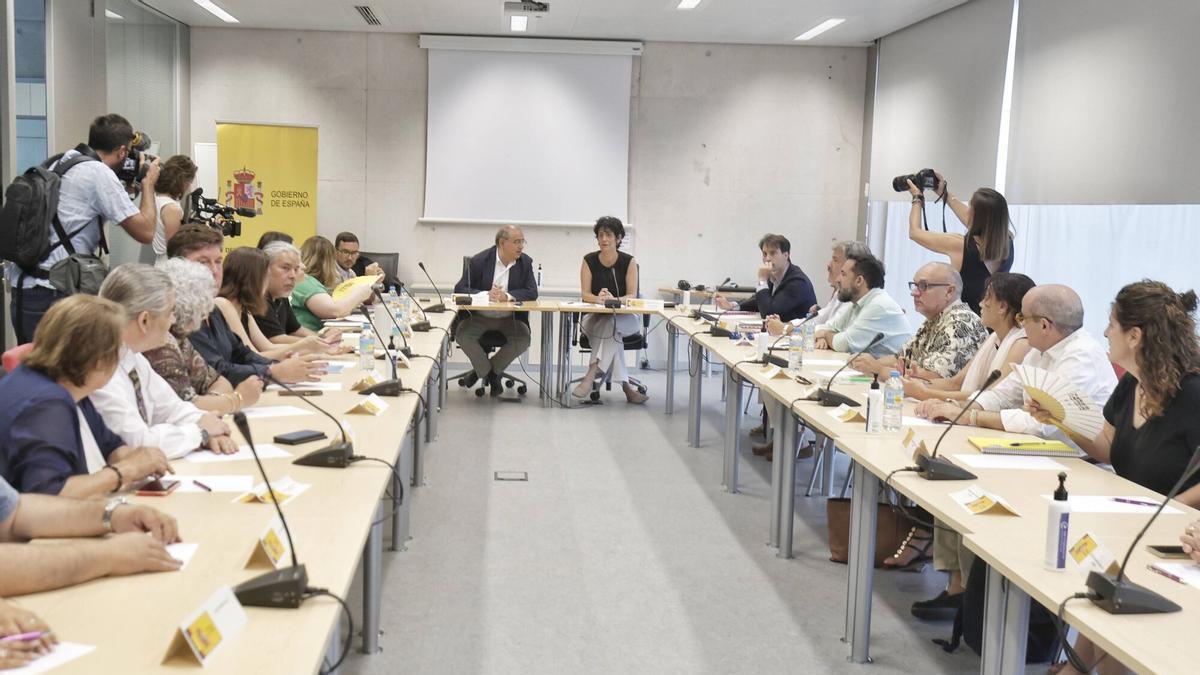 La ministra Elma Saiz, esta mañana junto a entidades que participan en el proceso de la regularización.