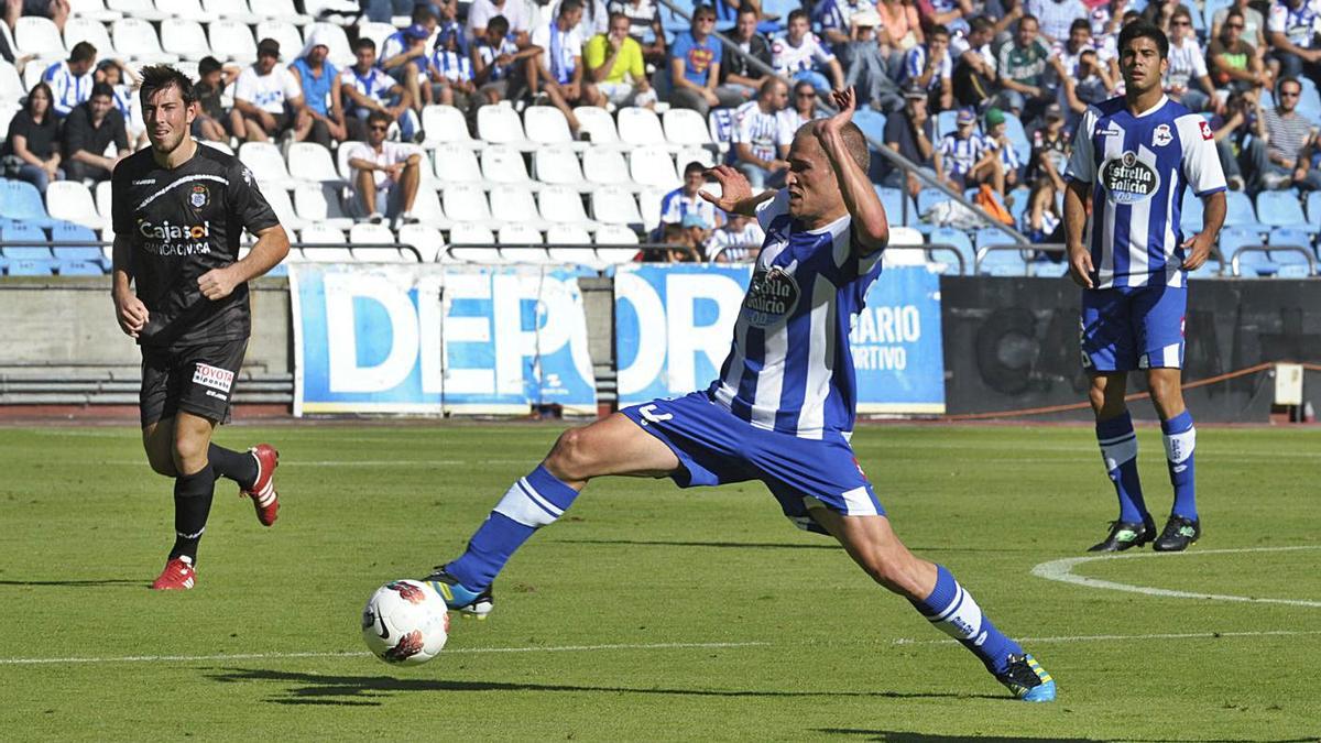 Álex Bergantiños controla un balón en su debut con el Dépor en 2011 ante el Recre. |  // CARLOS PARDELLAS