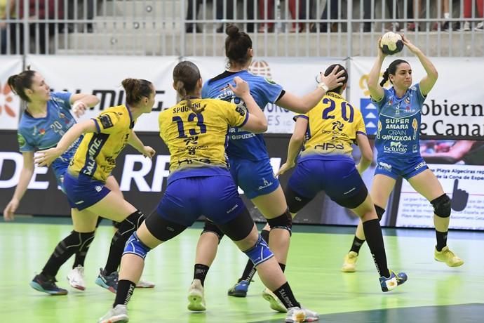 27-12-19 DEPORTES. PABELLON JUAN CARLOS HERNANDEZ. JINAMAR. TELDE. Partido de balonmano entre el Rocasa y el Bera Bera disputado en el Pabellon de deportes Juan Carlos Hernández en Jinamar.  Fotos: Juan Castro.  | 27/12/2019 | Fotógrafo: Juan Carlos Castro