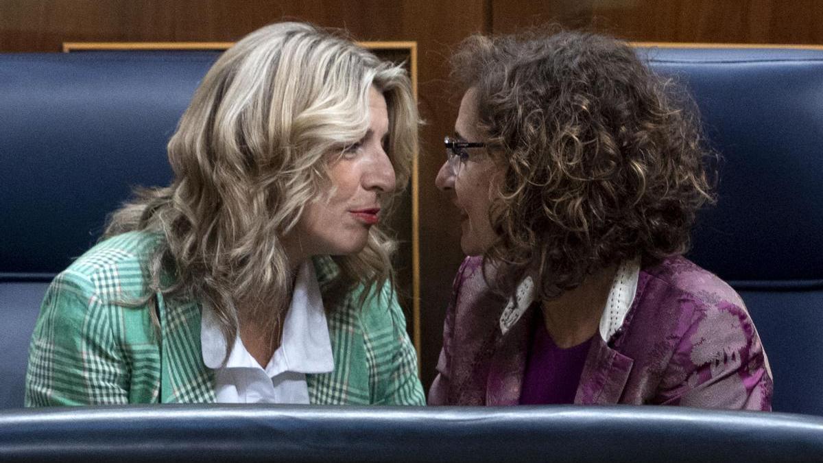 La vicepresidenta segunda, Yolanda Díaz, y la ministra de Hacienda, María Jesús Montero, en el Congreso.