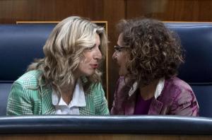 La vicepresidenta segunda, Yolanda Díaz, y la ministra de Hacienda, María Jesús Montero, en el Congreso.