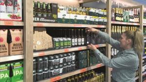 Surtido de cervezas en un supermercado de Mercadona.