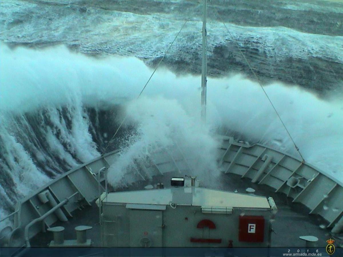Vista de la proa del «Arnomendi», en aguas de Terranova