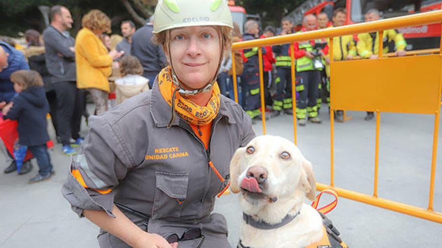 Mónica Rocamora junto a su mascota