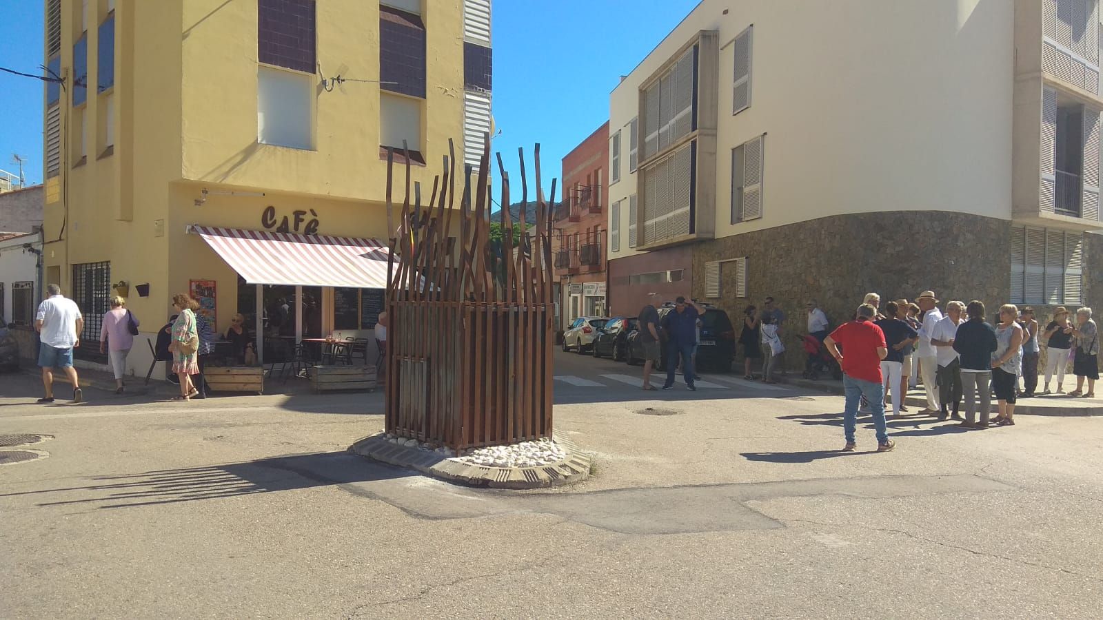Inauguren ua escultura en homenatge a Carles Bros a Colera