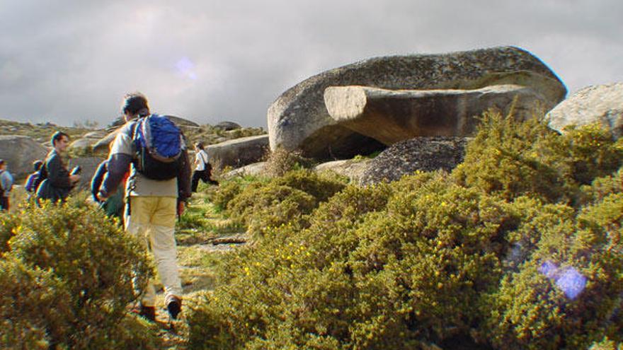 Unas personas realizan senderismo por la Serra do Suído, con formaciones de rocas a la vista.  // D.P.
