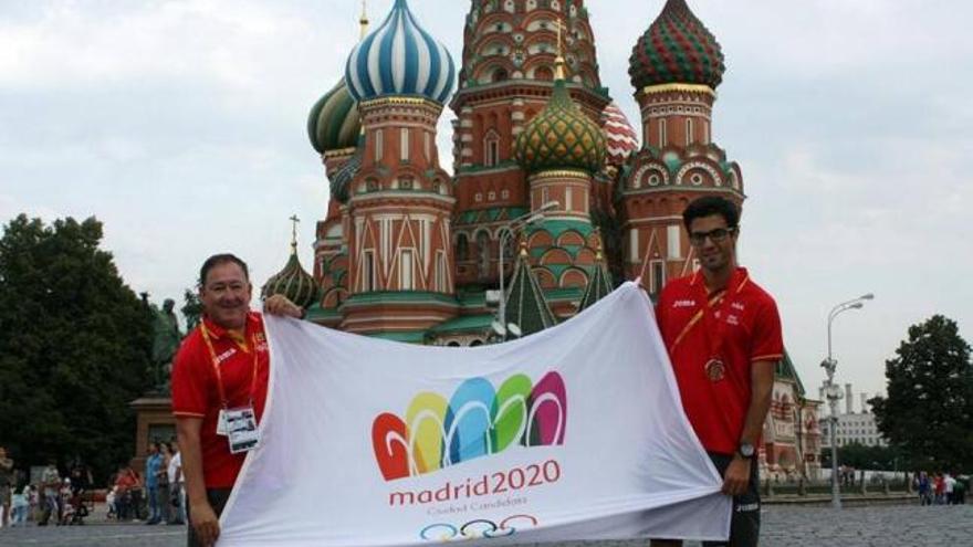 José Antonio Carrillo y Miguel Ángel López, ayer en la plaza Roja de Moscú.