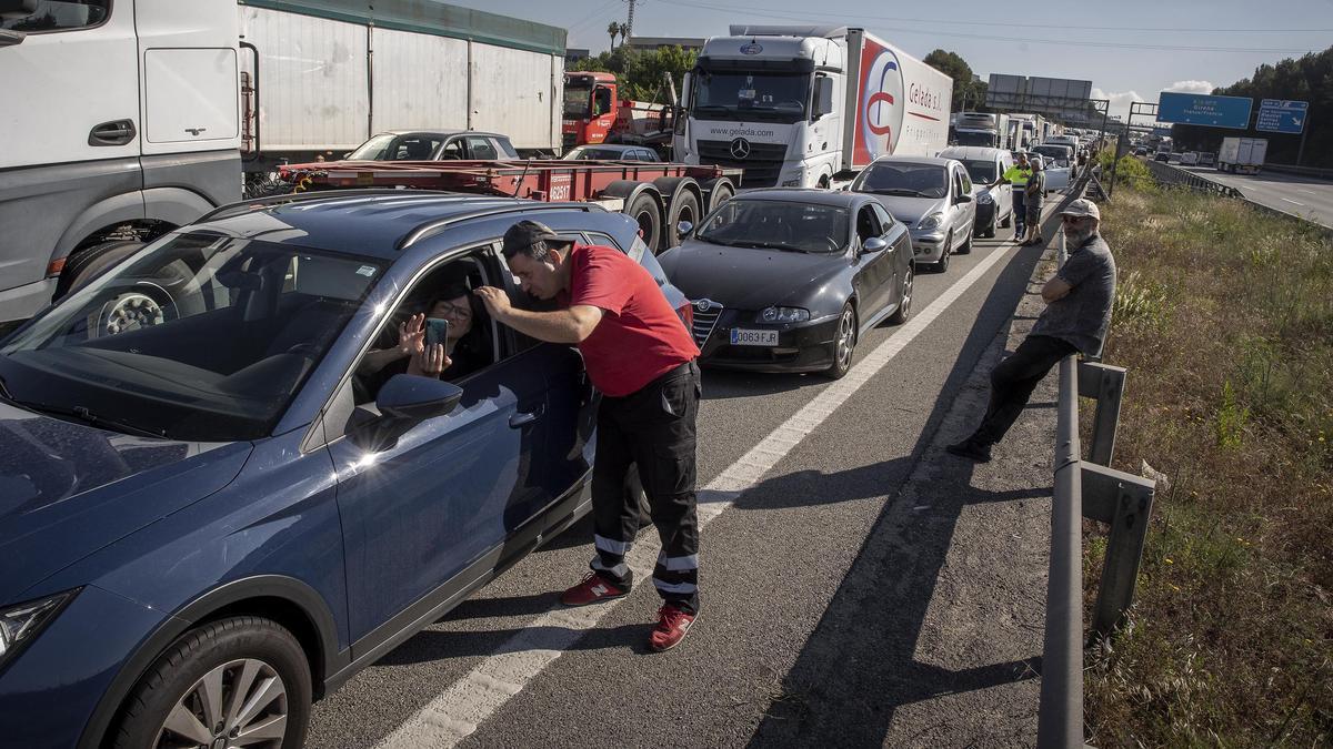 El incendio de un camión en la AP-7 colapsa la autopista