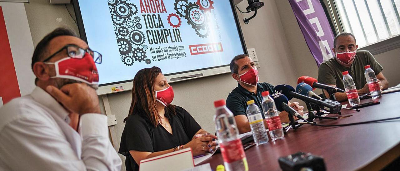 Víctor Hernández, Claudia Castro, José Ángel Brito y Andrés Baute durante la rueda de presa de CCOO. | | ANDRÉS GUTIÉRREZ