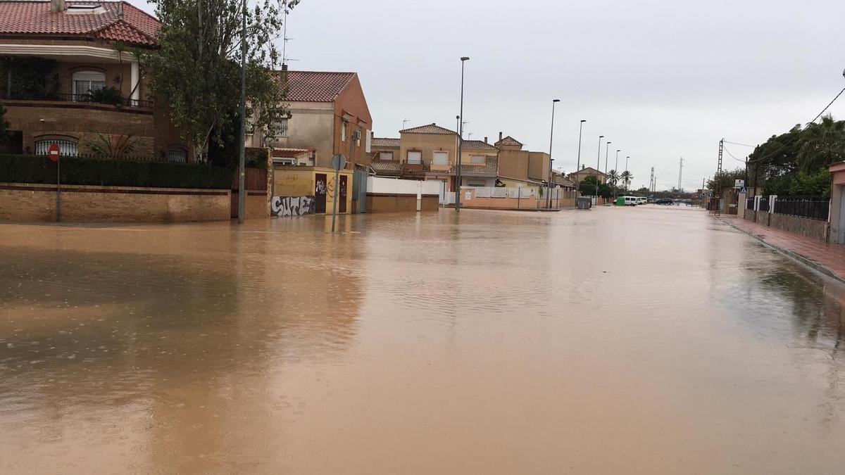 Calle anegada por las inundaciones en San Javier (Murcia).