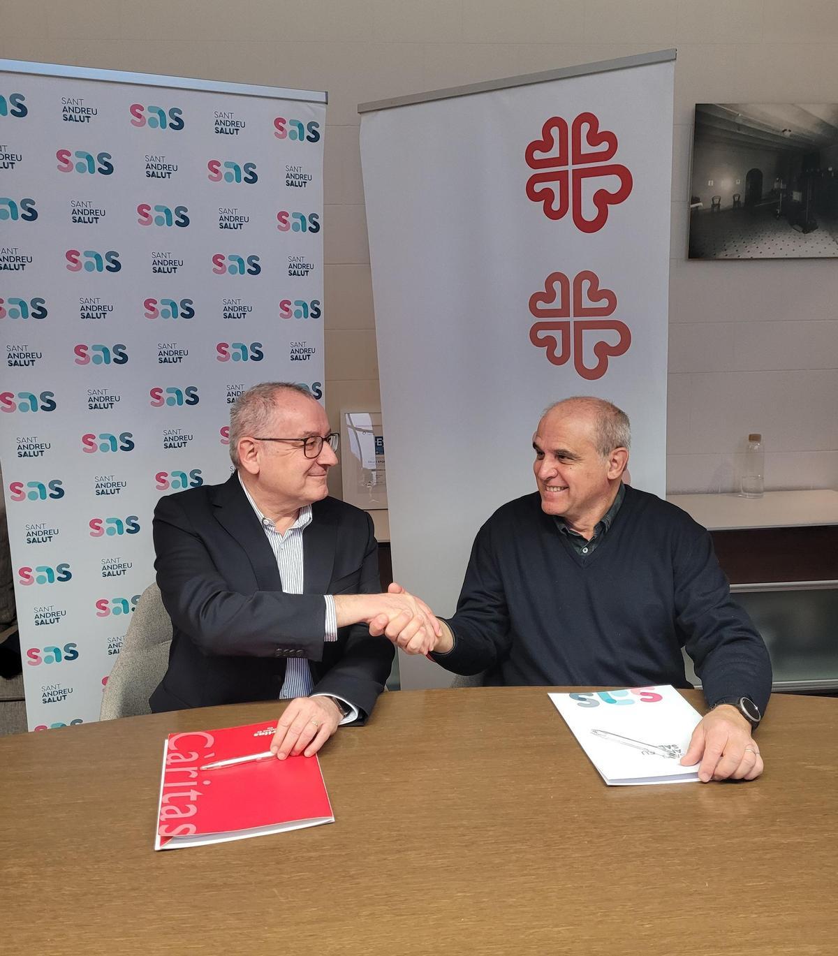 Manel Valls, director de Sant Andreu Salut, i Joan Grau, director de Càritas Manresa, rubriquen la col·laboració amb una encaixada