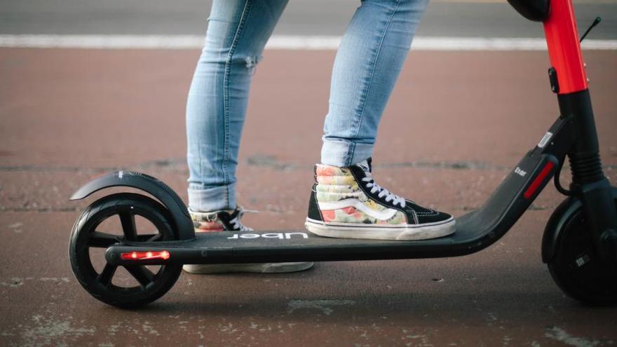 Toma el patinete y corre