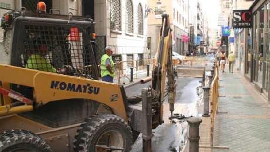 Las obras para renovar el colector general en las calles del centro arrancaron en febrero de 2012 y se ejecutaron por tramos. El presupuesto global es de 2,2 millones.