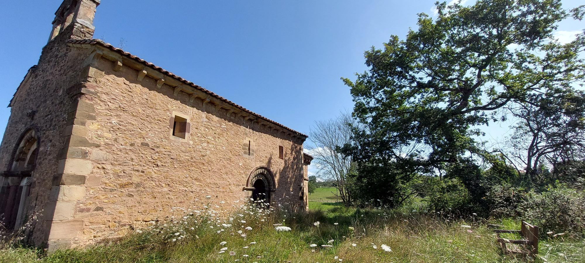 Una historia de casi mil años, las cabezas de pico vikingas y el espectáculo del ábside con 24 figuras de monstruos, juglares y enamorados: así es San Esteban de los Caballeros, joya del patrimonio de Siero