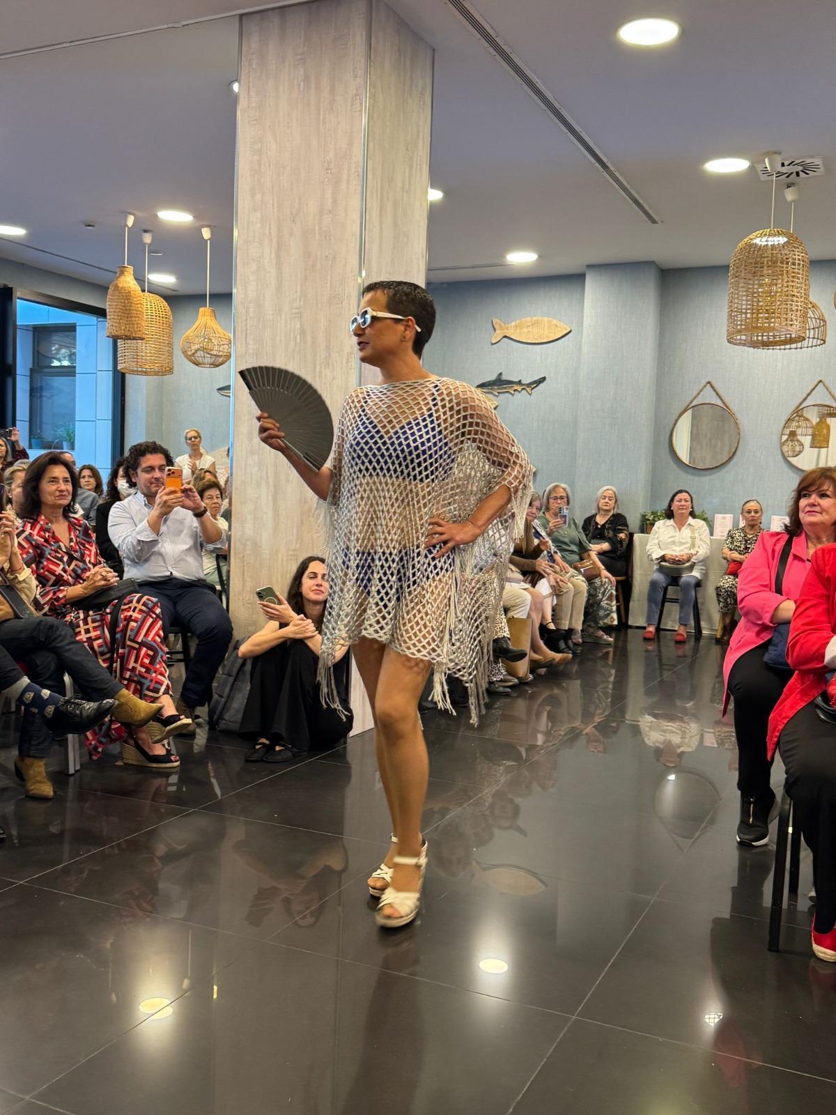 Esther durante el último desfile de ropa de baño para mujeres mastectomizadas organizado por ASAMMA.