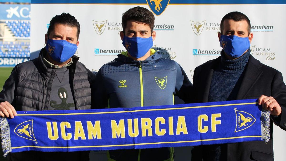 Pedro Reverte, junto a José Antonio Caro, en su presentación como jugador universitario. | PRENSA UCAM MURCIA CF