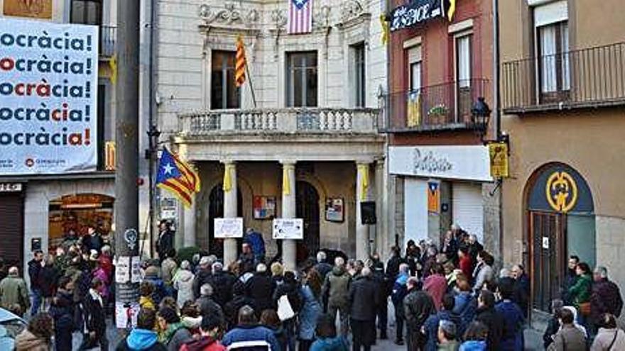 Els símbols independentistes continuen a la façana de l&#039;ajuntament de Berga