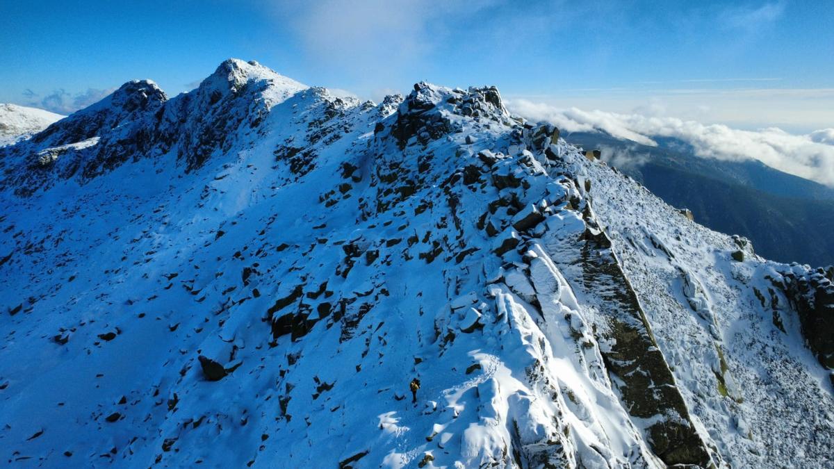 El grupo de montaña ‘toca’ el cielo con Robe en la puesta de su belén