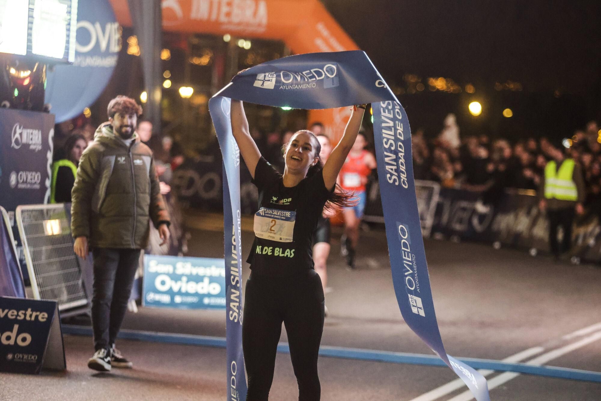 EN IMÁGENES: Alejandro Onís y Mariam Benkert saltan del segundo al primer puesto en la San Silvestre de Oviedo