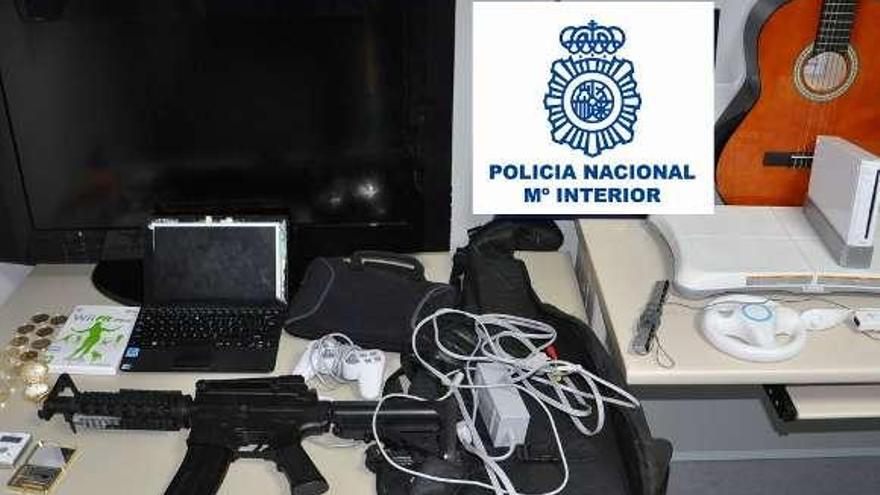 Objetos recuperados por la Policía Nacional tras la detención.  // S.A.