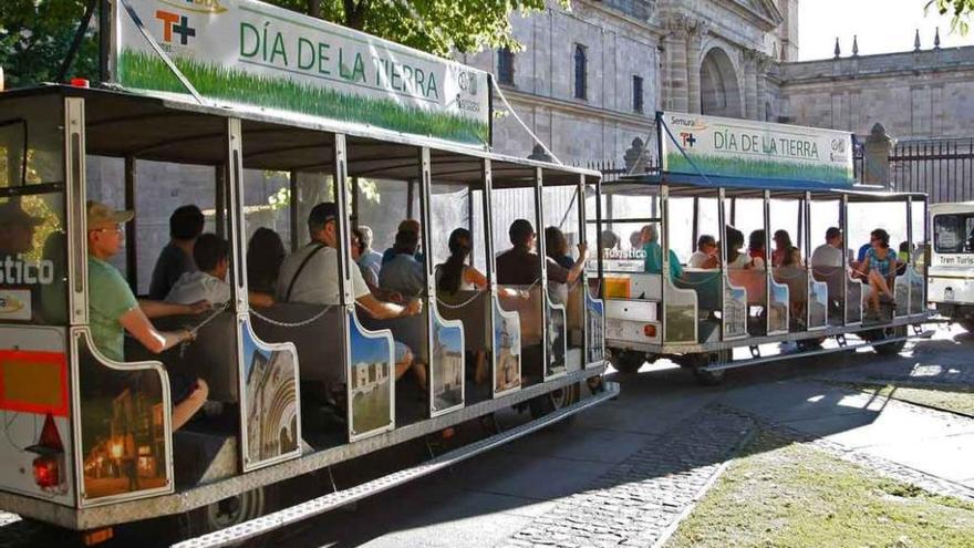 Tren turístico de la capital.