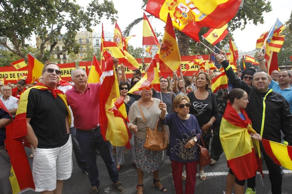 Caravana de vehículos con banderas españolas en València