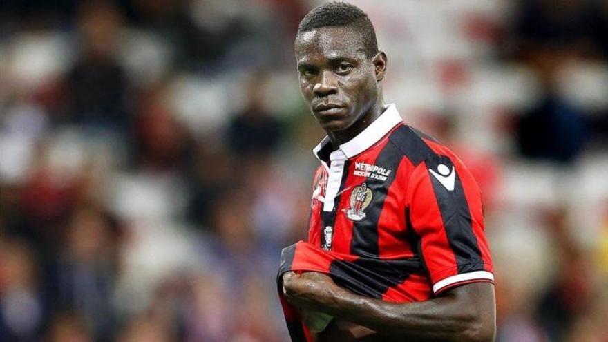 Balotelli golea y pone líder al Niza