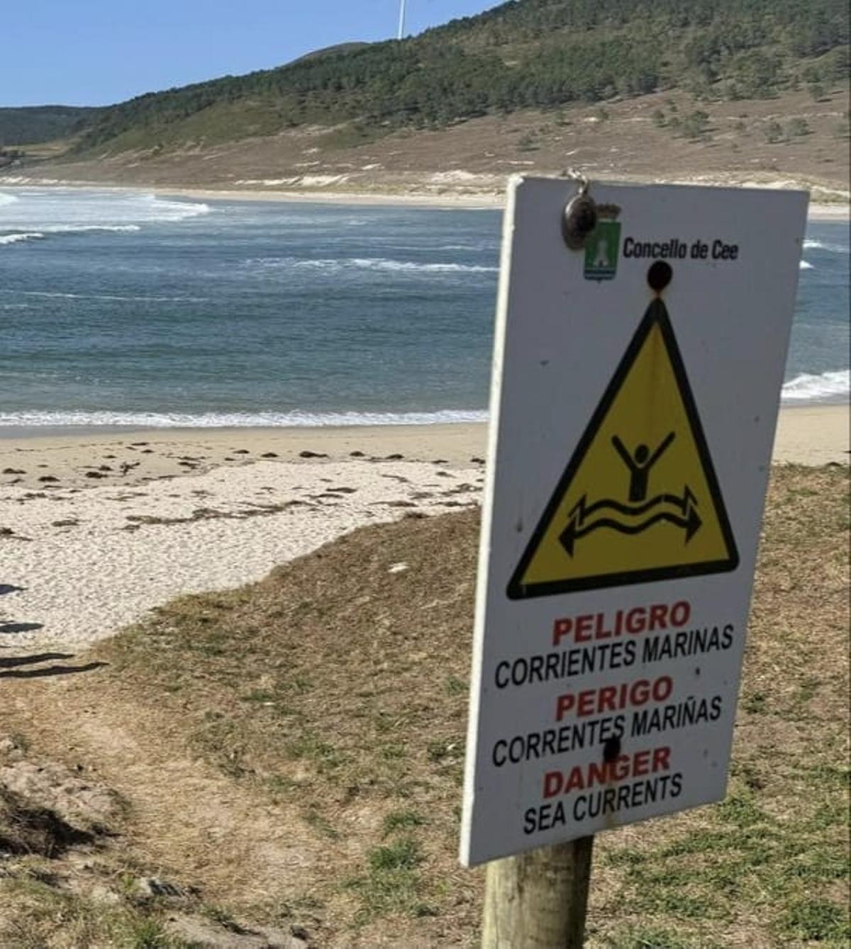 Otro de los carteles oficiales que advierten del peligro en la playa.